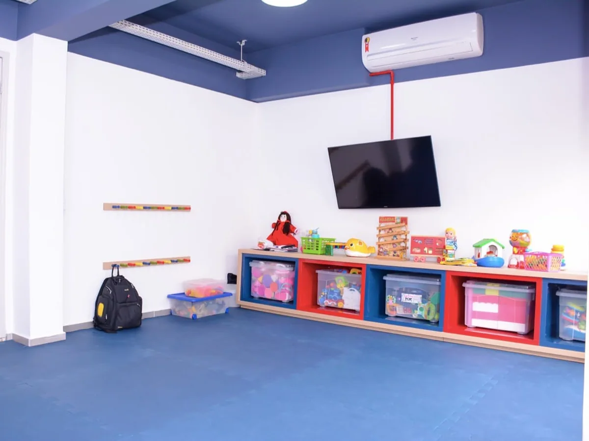 Sala de atividades de escola climatizada com ar-condicionado split