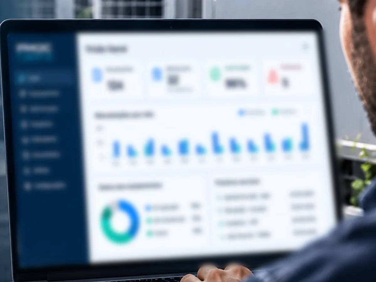 Técnico acompanhando no notebook o painel de monitoramento dos equipamentos de climatização