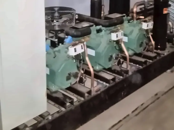 Rack com três compressores semi-herméticos e reservatório de líquido instalado