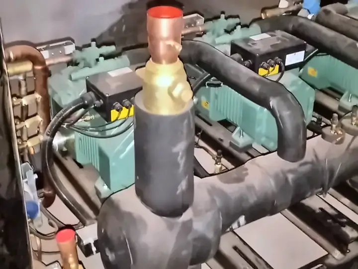 Detalhe do coletor de sucção isolado e das válvulas do rack de compressores