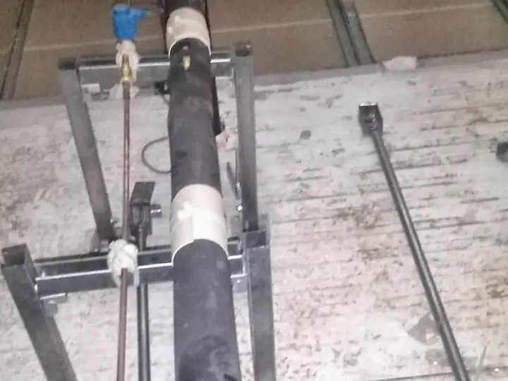 Linha isolada e válvula solenoide fixadas em suporte metálico sobre a câmara