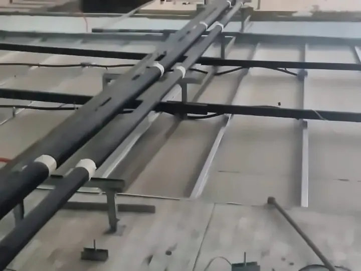 Linhas principais de refrigeração percorrendo o teto de um conjunto de câmaras frias