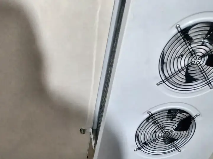 Evaporador de câmara fria com dois ventiladores instalado no teto