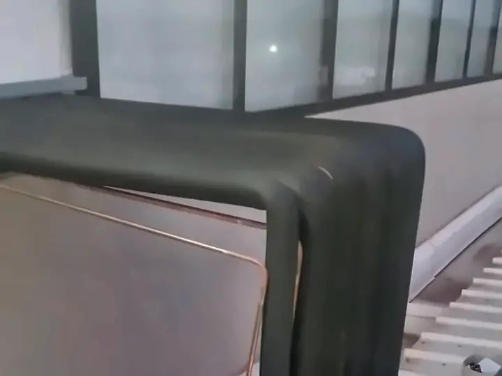 Feixe de linhas frigorígenas isoladas saindo pela cobertura