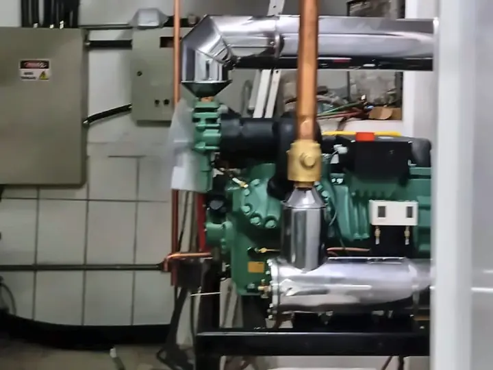 Rack de compressores semi-herméticos em casa de máquinas, com tubulação revestida em alumínio