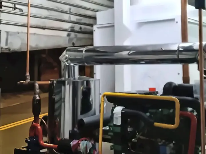 Central de refrigeração com compressor, tubulações de cobre e coletores revestidos em alumínio