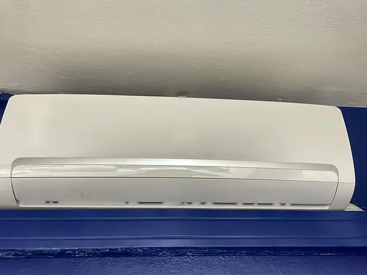 Ar-condicionado split instalado em parede com faixa azul