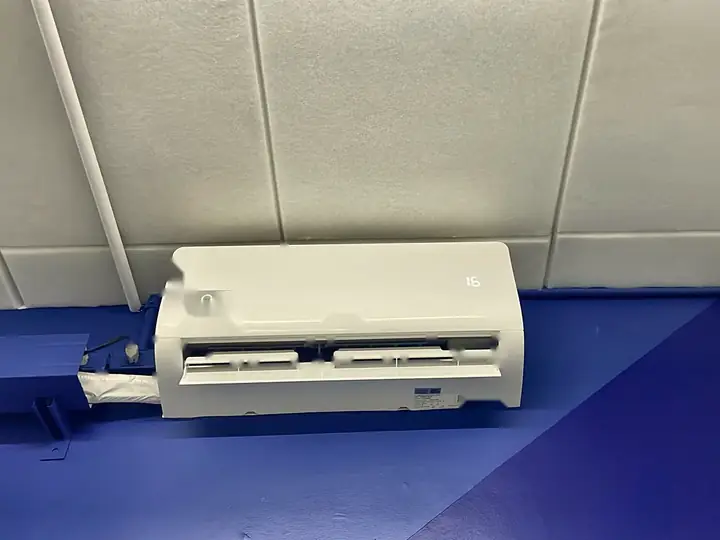 Ar-condicionado split com tubulação embutida em canaleta pintada de azul