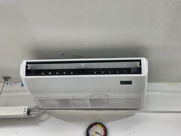 Ar-condicionado piso-teto instalado em sala de aula, com eletrocalha aparente