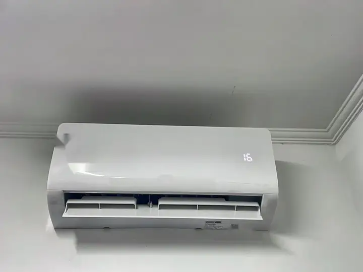 Ar-condicionado split com tubulação embutida em sala de teto branco