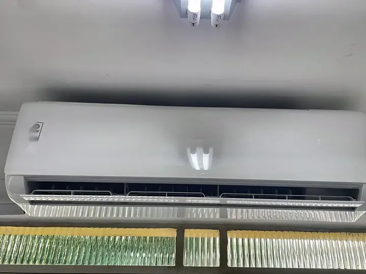 Ar-condicionado split instalado acima de uma janela basculante