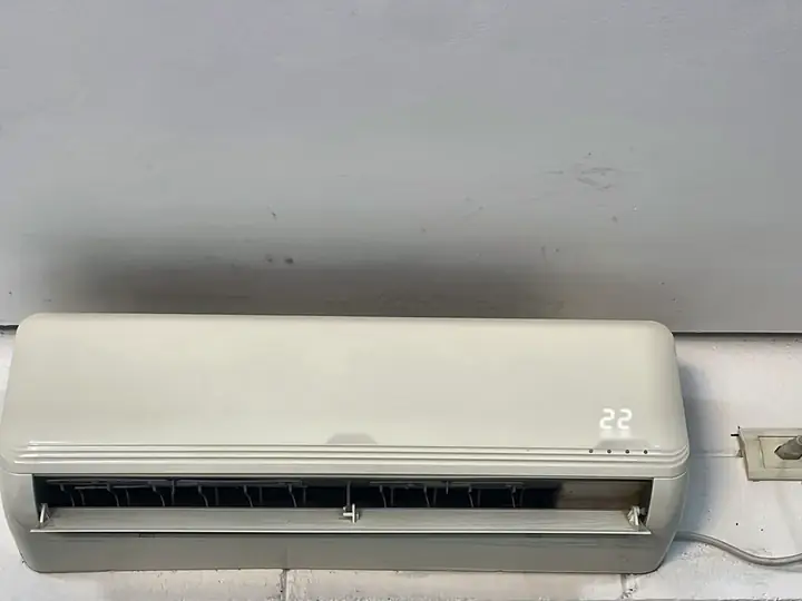 Ar-condicionado split instalado em sala de educação infantil
