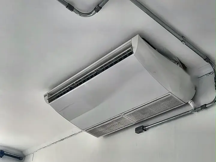 Ar-condicionado piso-teto com eletrodutos galvanizados no teto