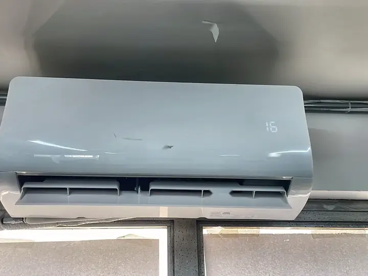 Ar-condicionado split instalado com eletroduto aparente junto ao teto