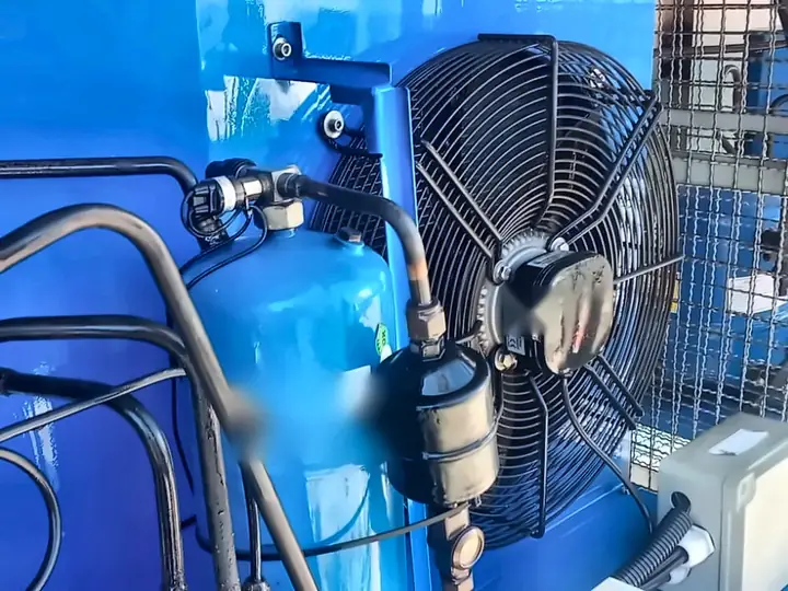 Unidade condensadora de refrigeração com reservatório de líquido, filtro secador e ventilador
