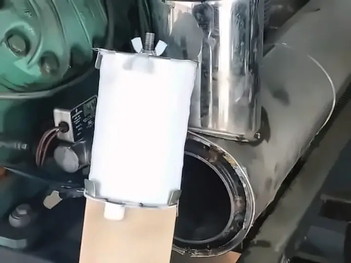Elemento filtrante novo ao lado da carcaça do filtro de sucção