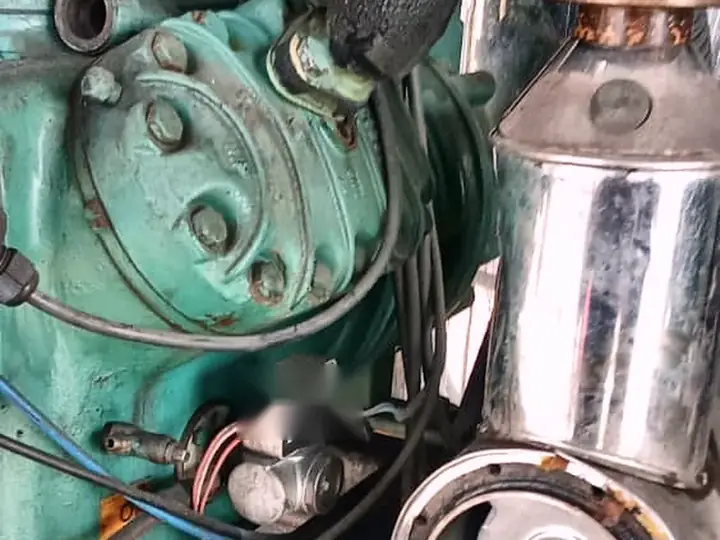 Carcaça do filtro de sucção aberta junto ao compressor