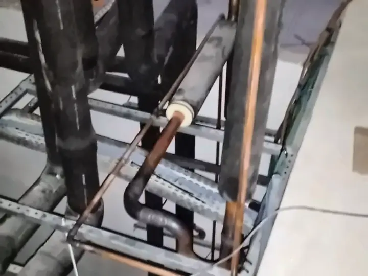 Tubulações frigorígenas de cobre passando por leito metálico em obra de refrigeração