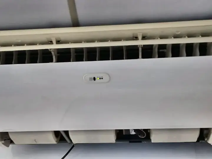 Ar-condicionado piso-teto com o painel aberto e as turbinas à mostra durante a manutenção
