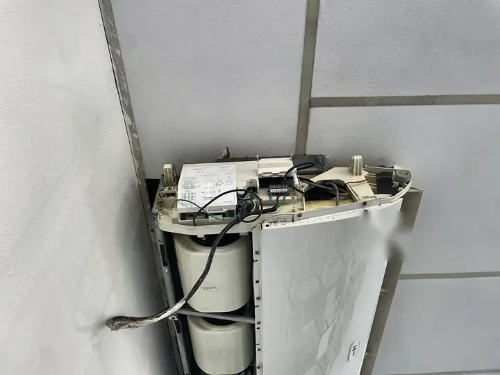 Evaporadora piso-teto com o painel lateral aberto para revisão elétrica