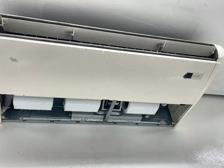 Ar-condicionado piso-teto com o painel inferior aberto após a lavagem