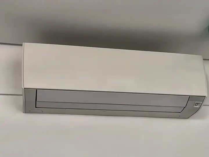 Ar-condicionado split instalado junto ao teto em sala de estar