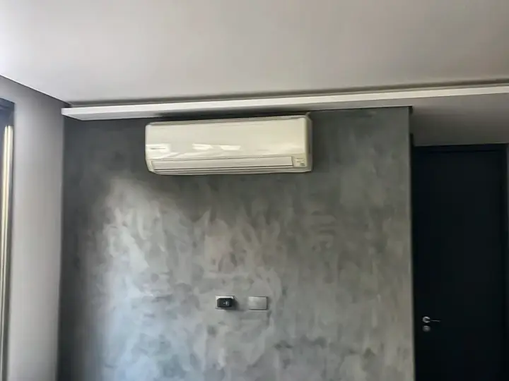 Ar-condicionado split em sala de espera com sofá e poltronas
