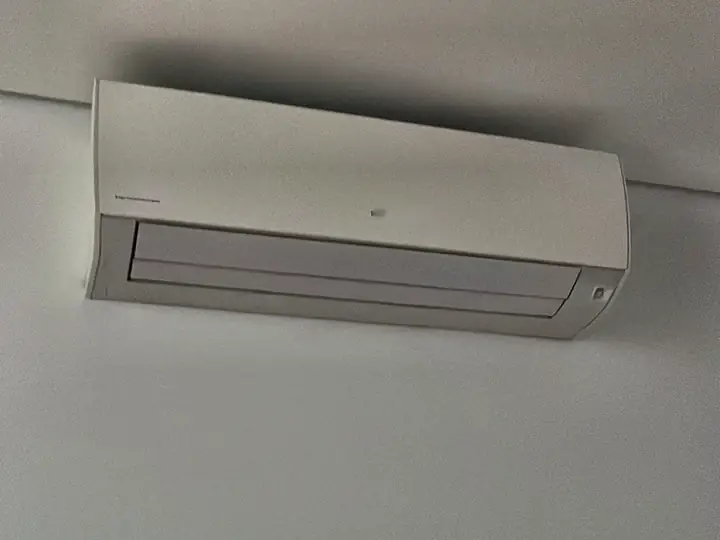 Ar-condicionado split instalado acima da televisão