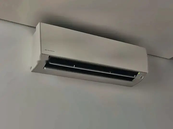 Ar-condicionado split ligado após a manutenção