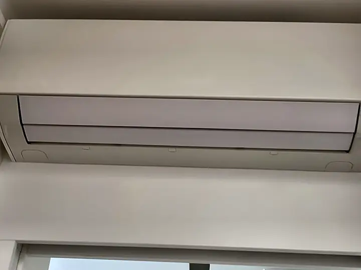 Ar-condicionado split instalado acima de uma porta