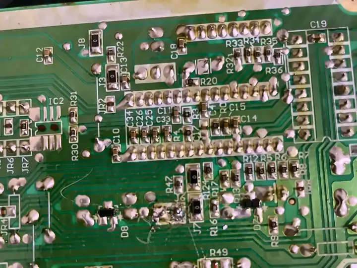 Placa eletrônica de ar-condicionado com pontos de solda refeitos