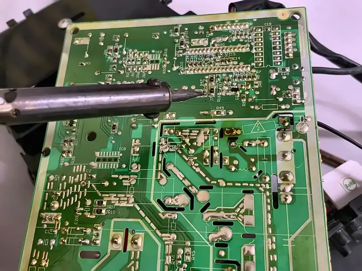 Técnico reparando placa eletrônica de ar-condicionado com ferro de solda