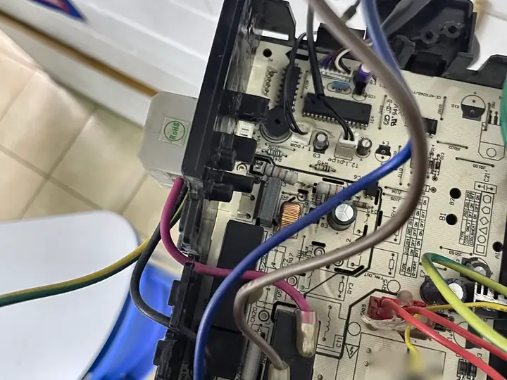 Placa eletrônica de ar-condicionado com os cabos reconectados para teste