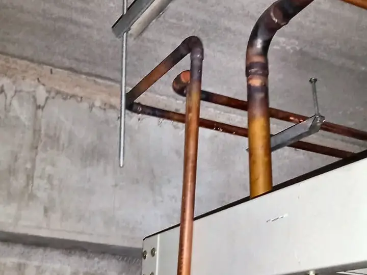 Linhas de cobre fixadas em perfilados e tirantes no teto da casa de máquinas