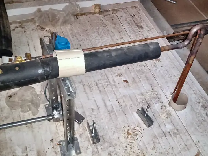 Tubulação isolada com válvula solenoide descendo para dentro de uma câmara fria
