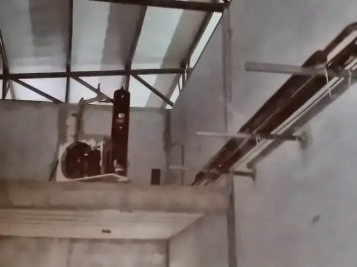Unidade condensadora instalada no mezanino da casa de máquinas, com linhas fixadas na parede